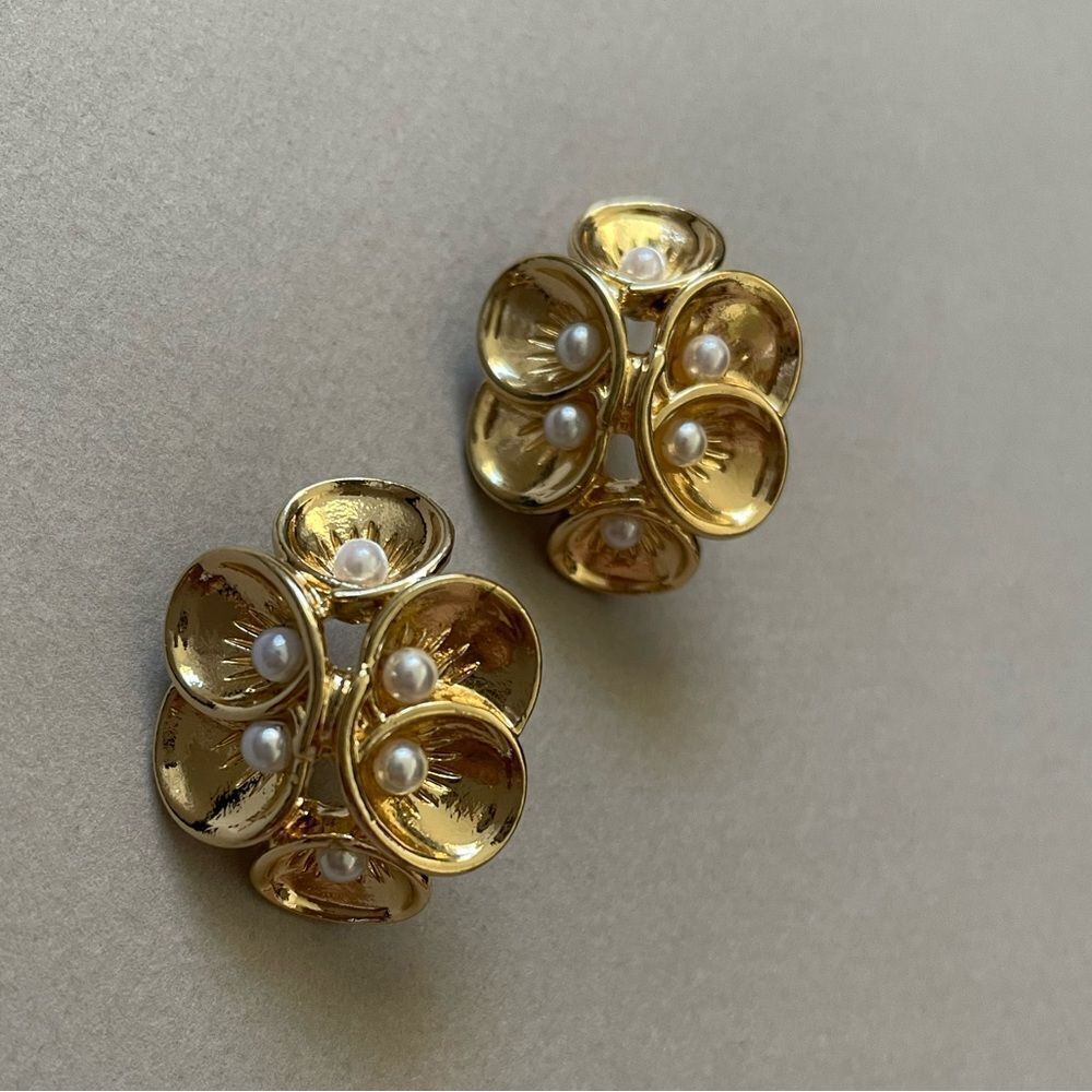 Elegant Gold and Pearl Flower Earrings N1094
